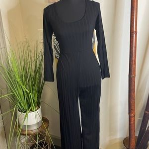 Simplistic black jumper that ties in the back, L